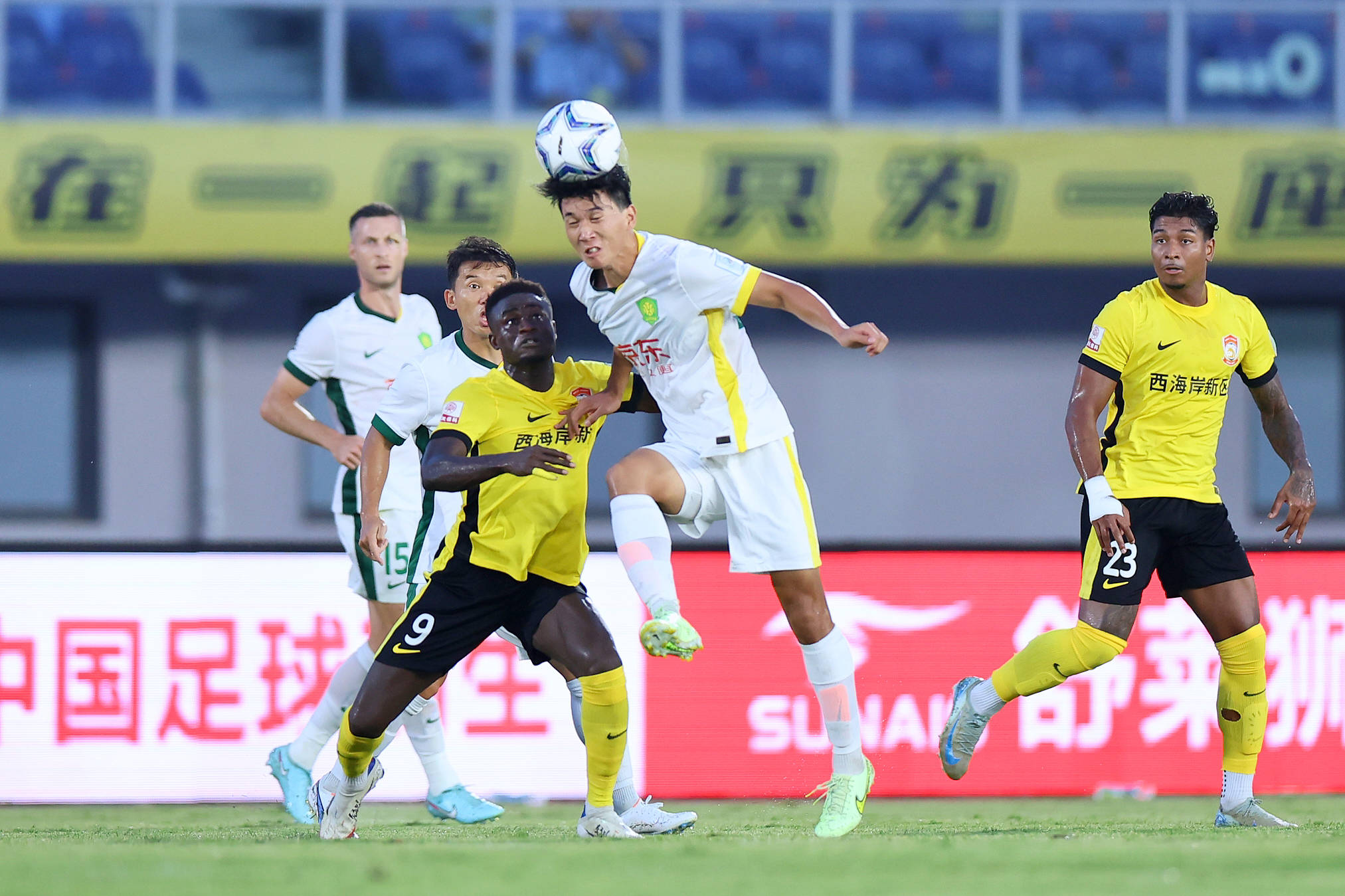 足协杯-青岛西海岸2-0大连鲲城进八强将战国安阿齐兹传射建(中超直播青岛西海岸对国安)