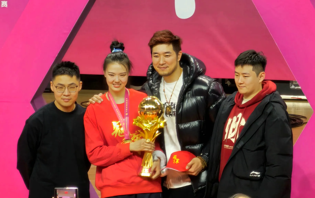 江苏男篮官方更新社媒：来见证队长吴羽佳的幸福时刻(末世开局签到十对母女)