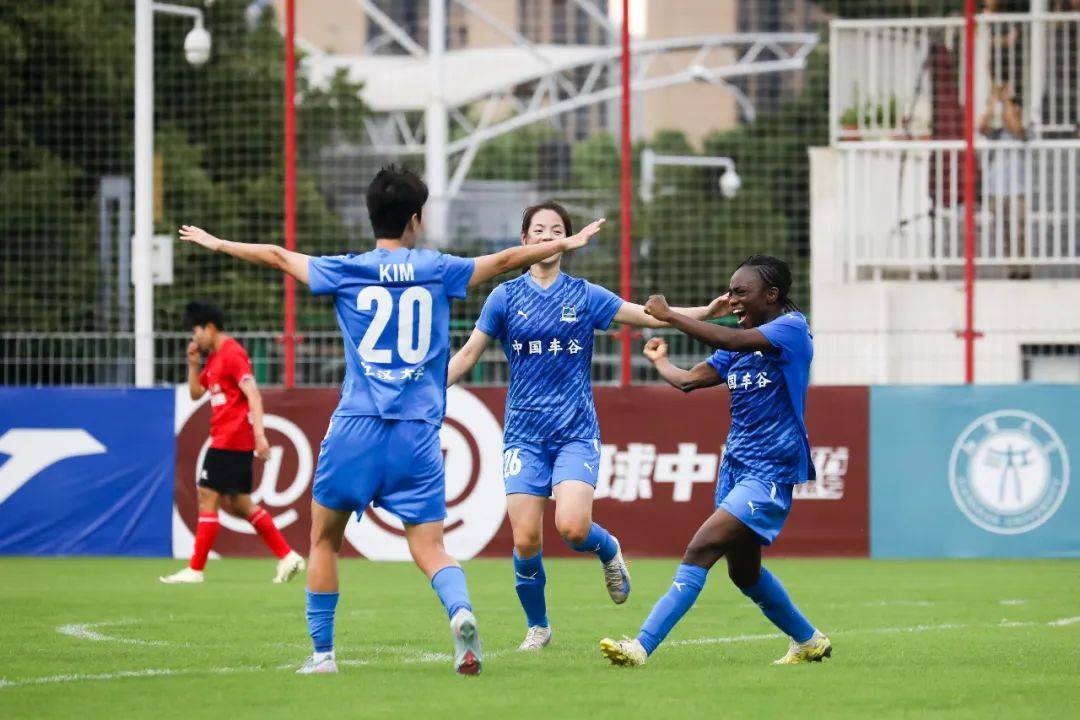 冲刺终点线！女足队员争取胜利！(女足获胜)